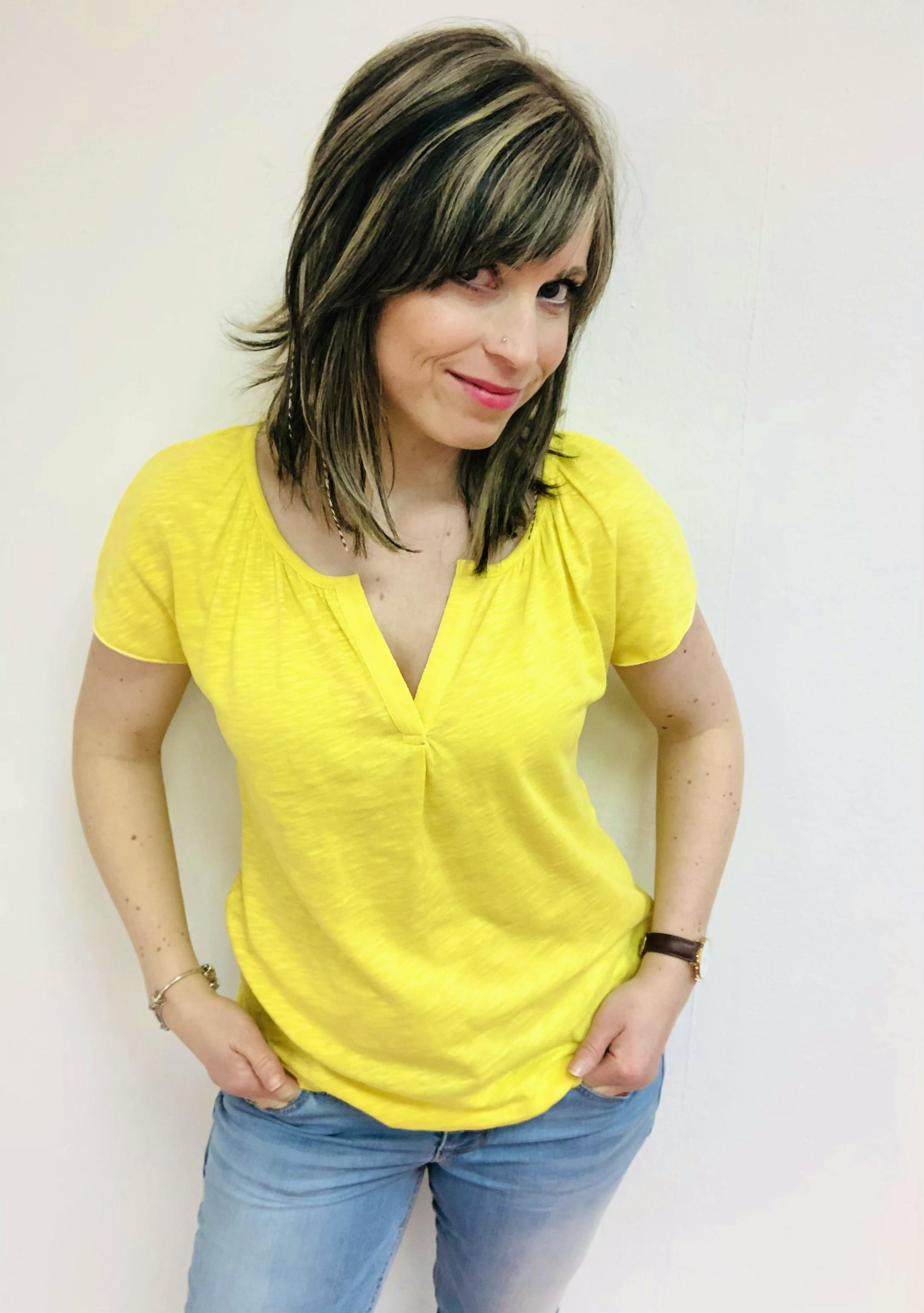 Artikel klicken und genauer betrachten! - Damenshirt Tulpe im sonnigen gelbDas Damenshirt Tulpe in den Größen S-XXL für Sie erhältlich. Basic und bequeme in der Passform geschnitten, können Sie das Shirt für Damen zu jedem Outfit kombinieren. | im Online Shop kaufen